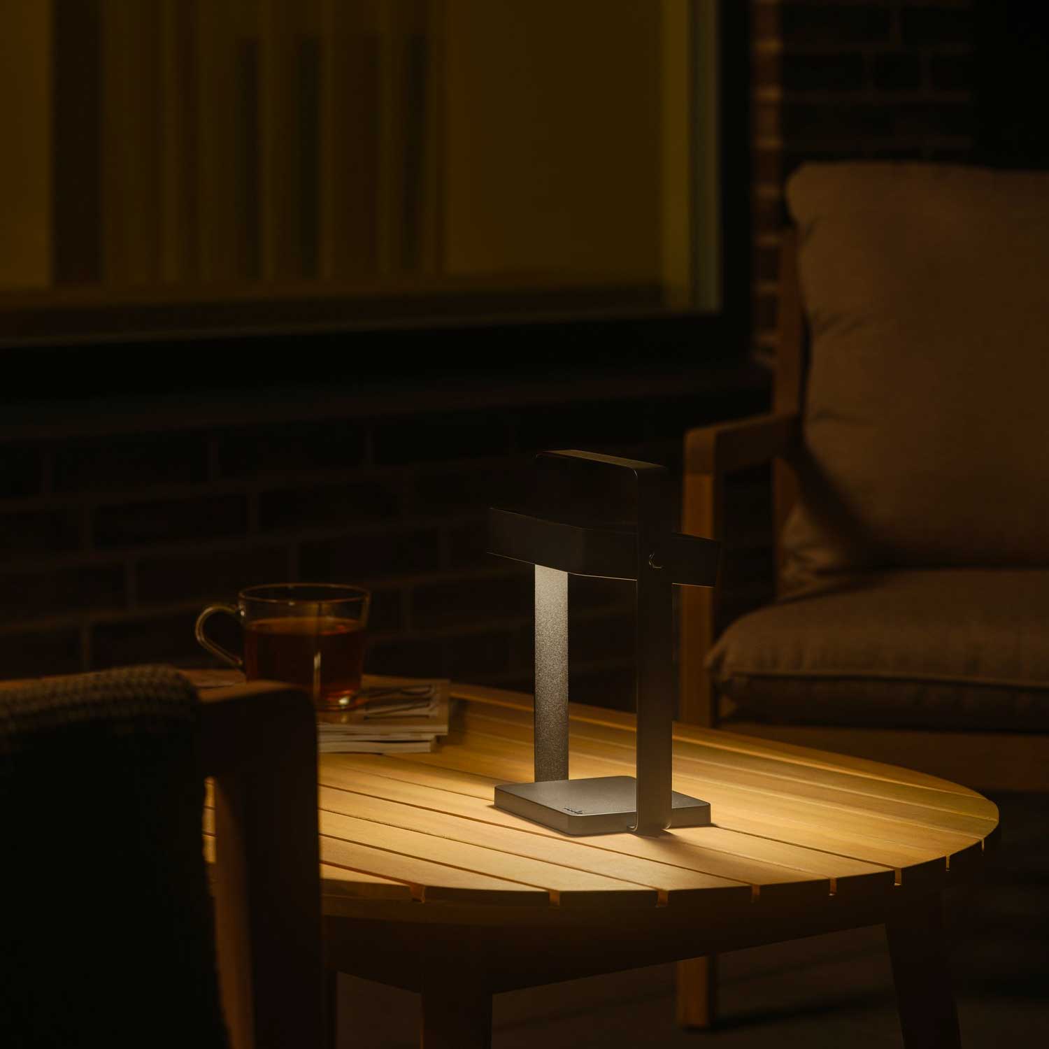 Saulio - Lampe nomade LED solaire en acier pour extérieur moderne