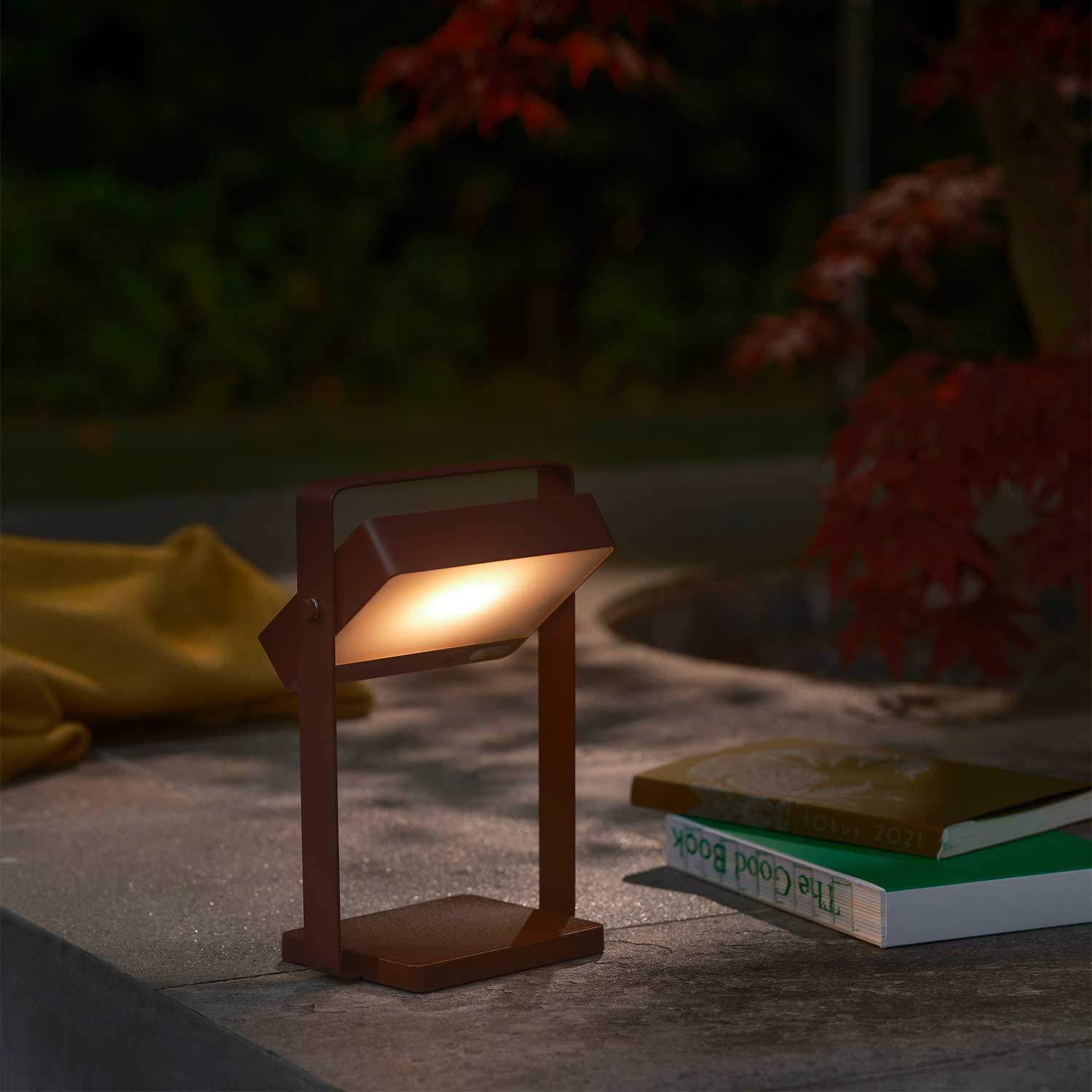 Saulio - Lampe nomade LED solaire en acier pour extérieur moderne