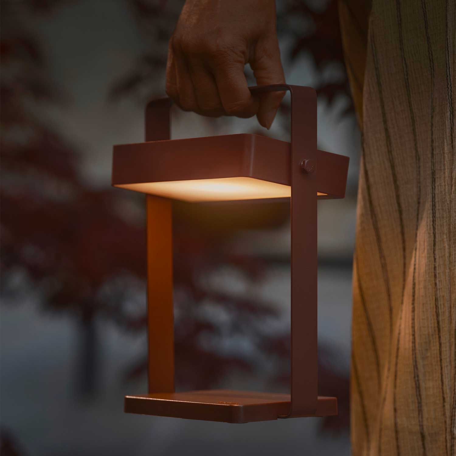 Saulio - Lampe nomade LED solaire en acier pour extérieur moderne