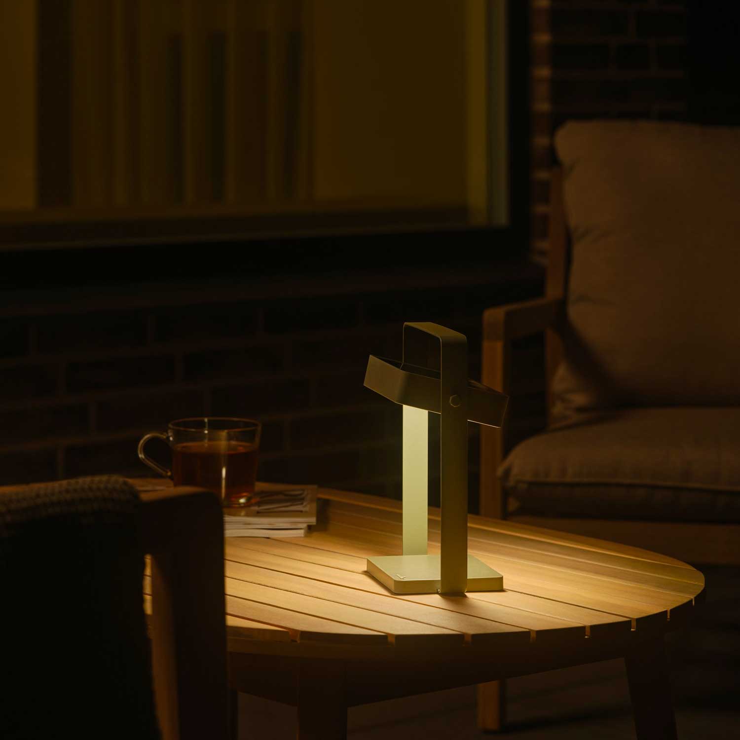 Saulio - Lampe nomade LED solaire en acier pour extérieur moderne
