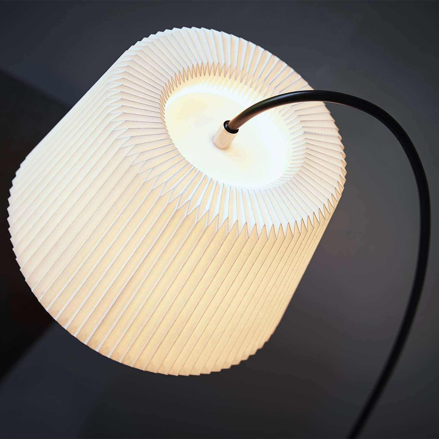 SNOWDROP – Handgefertigte Stehlampe mit Angelrute aus plissiertem Papier