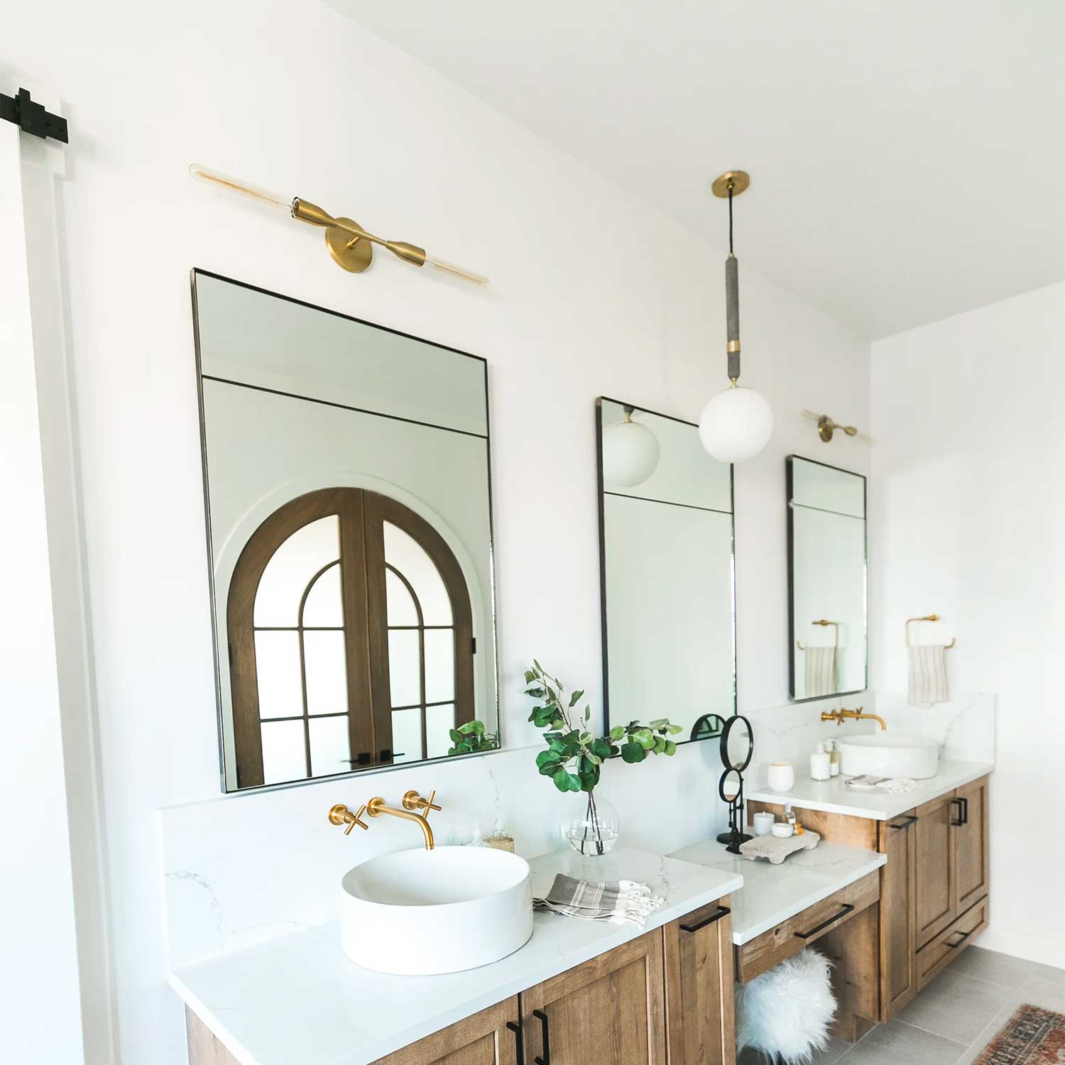 Tara - Glass and brass wall sconce for chic living room