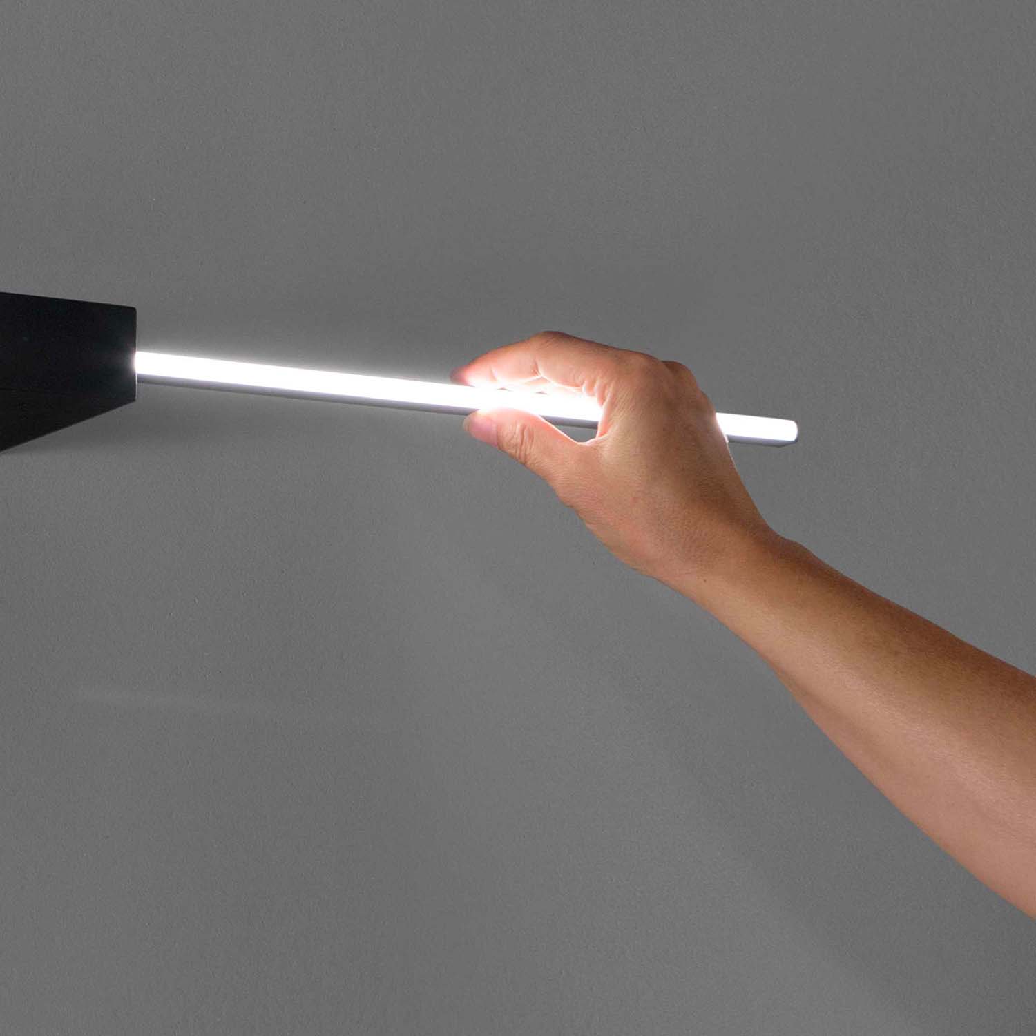 THEO - Integrierte LED-Stabwandleuchte in Schwarz oder Weiß