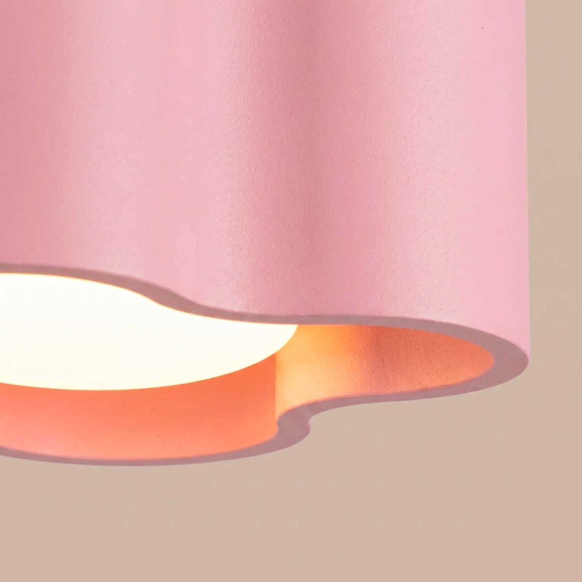 Tulipe - Plafonnier en aluminium mat aux contours ondulés