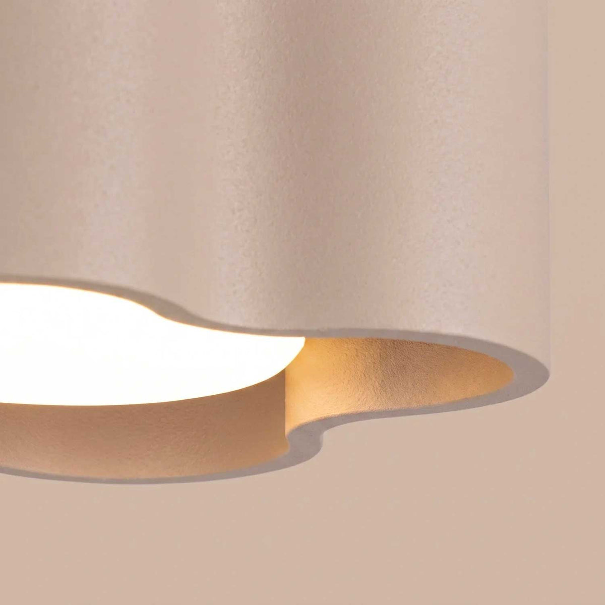 Tulipe - Plafonnier en aluminium mat aux contours ondulés