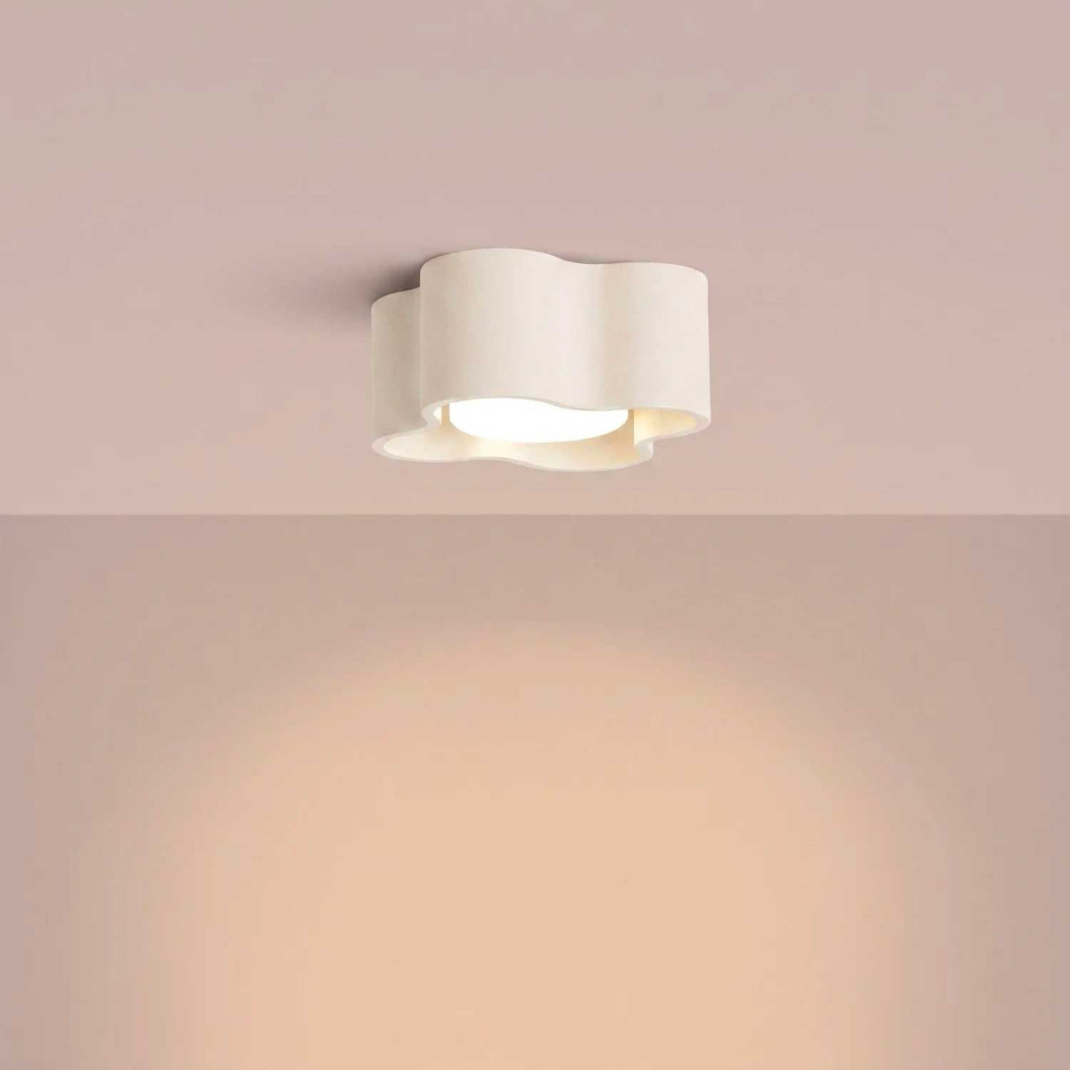 Tulipe - Plafonnier en aluminium mat aux contours ondulés