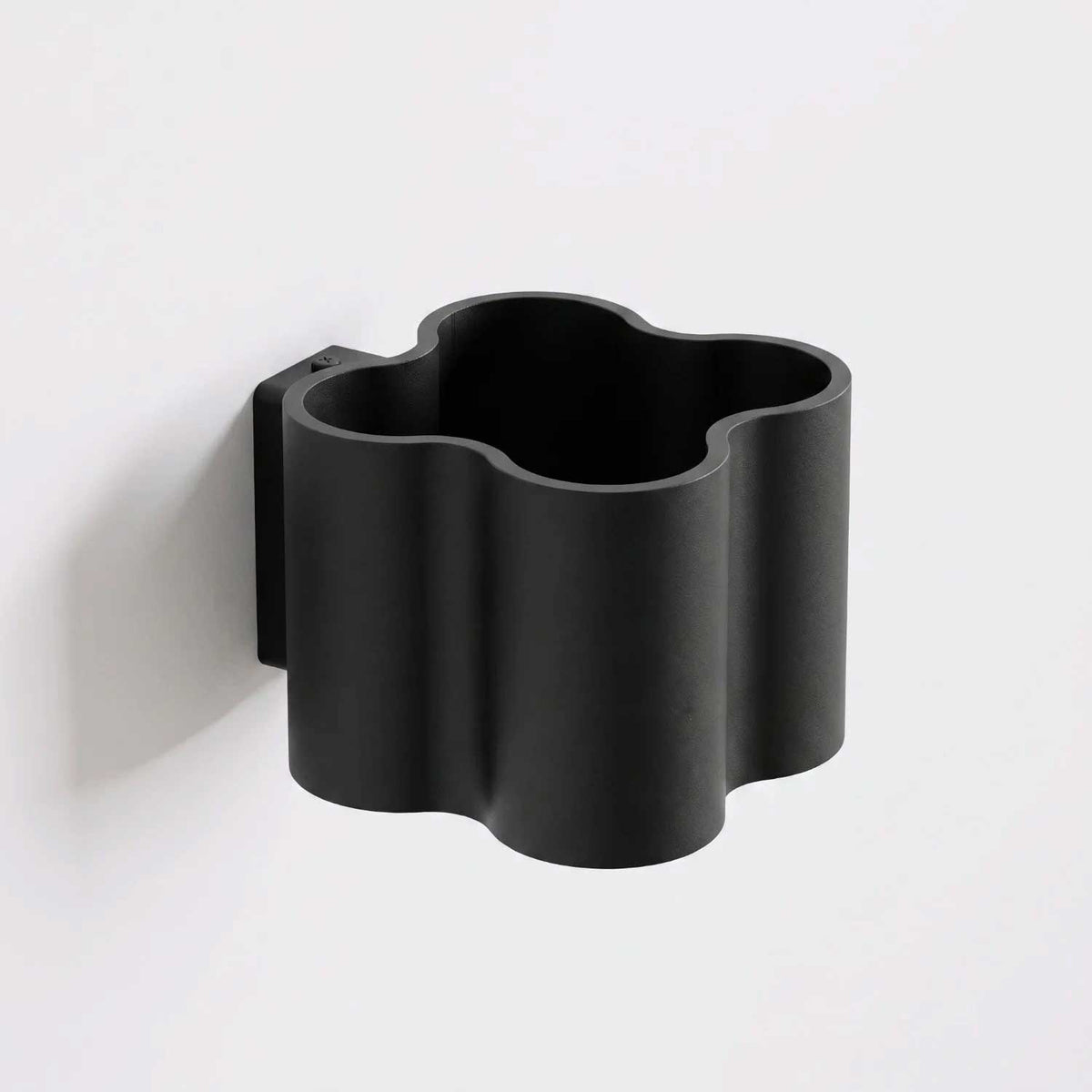 Tulipe - Applique murale en aluminium mat aux contours ondulés, style contemporain