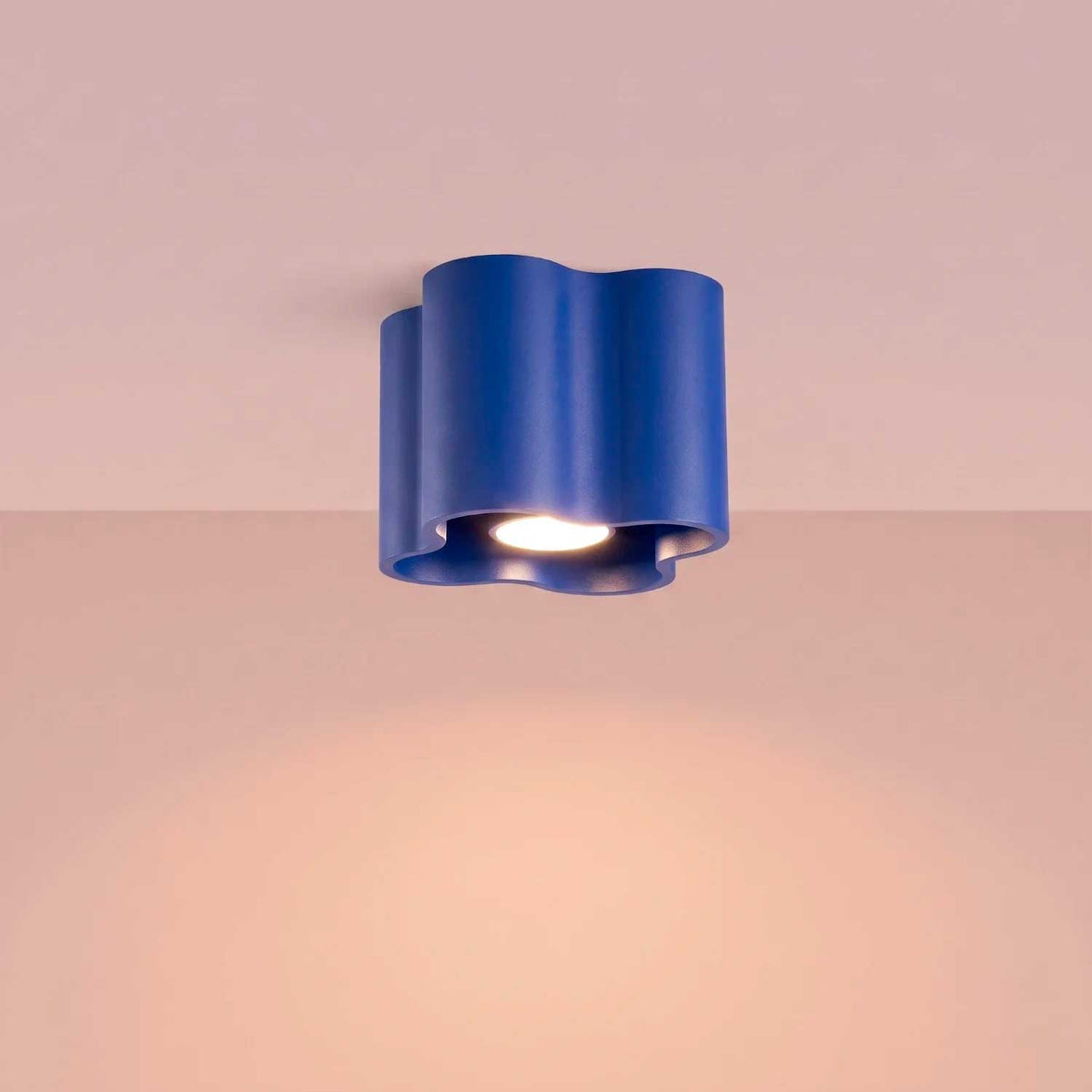 Tulipe - Plafonnier en aluminium mat au contour ondulé, style contemporain
