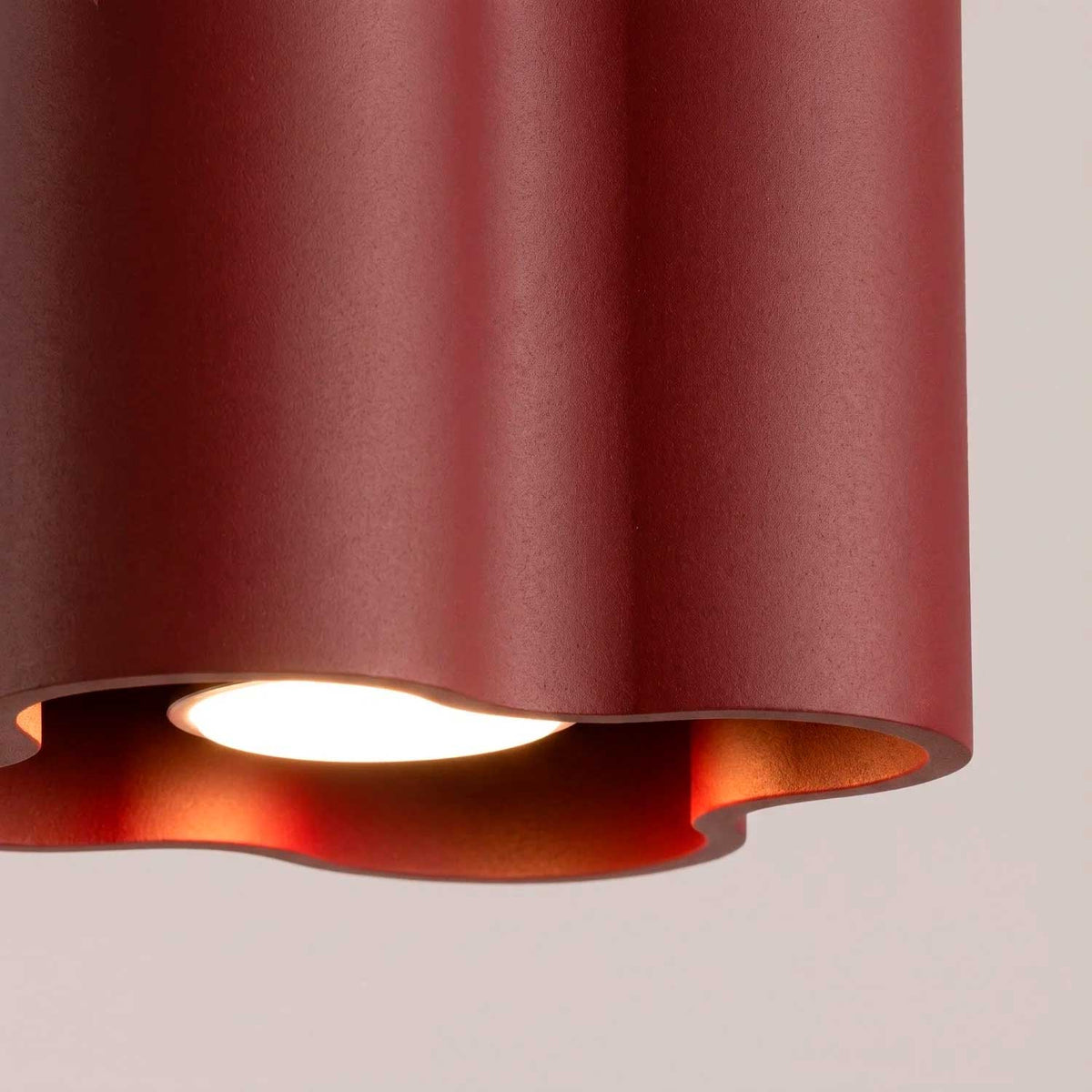 Tulipe - Plafonnier en aluminium mat au contour ondulé, style contemporain