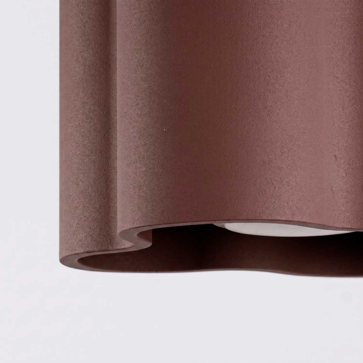Tulipe - Plafonnier en aluminium mat au contour ondulé, style contemporain