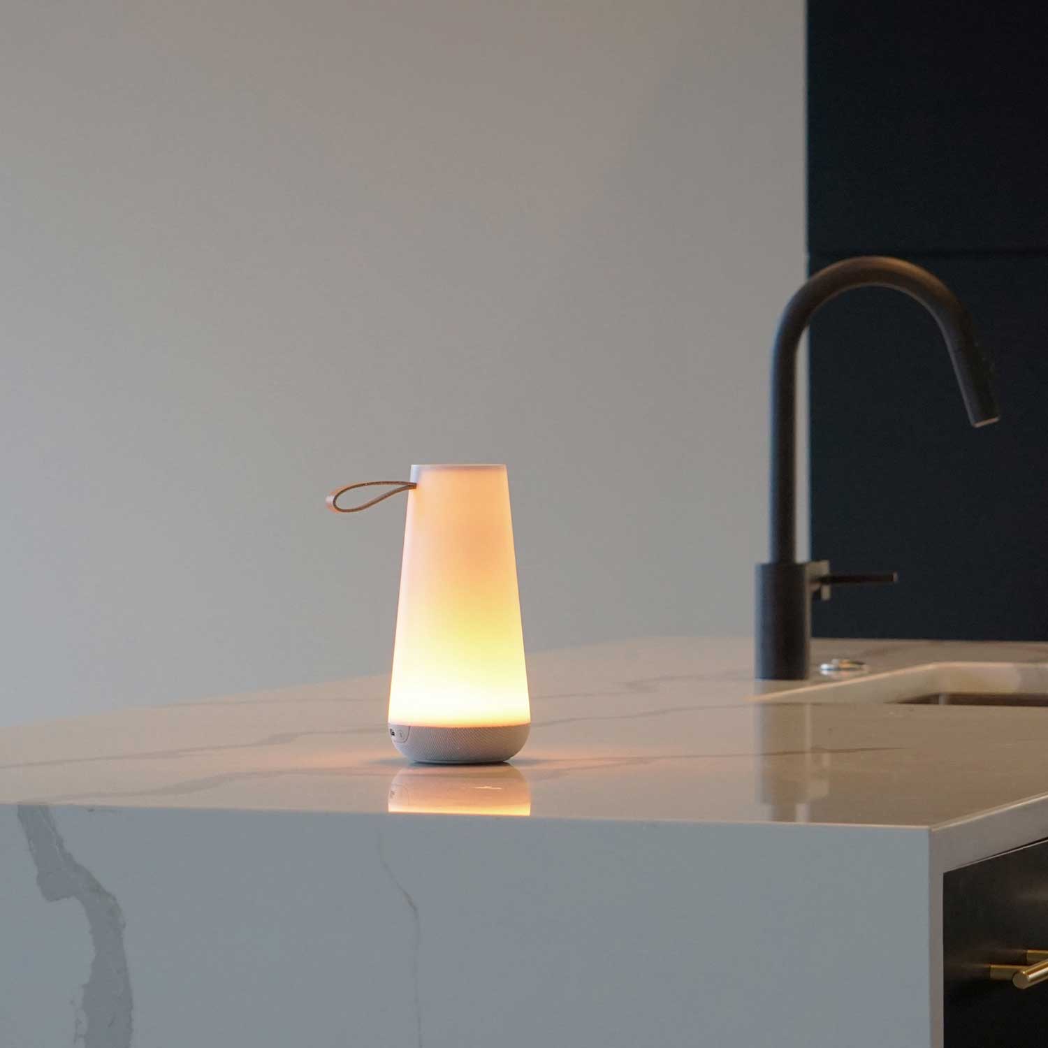 Uma Mini - Tragbare Lampe mit Lautsprecher, wasserdicht für den Außenbereich