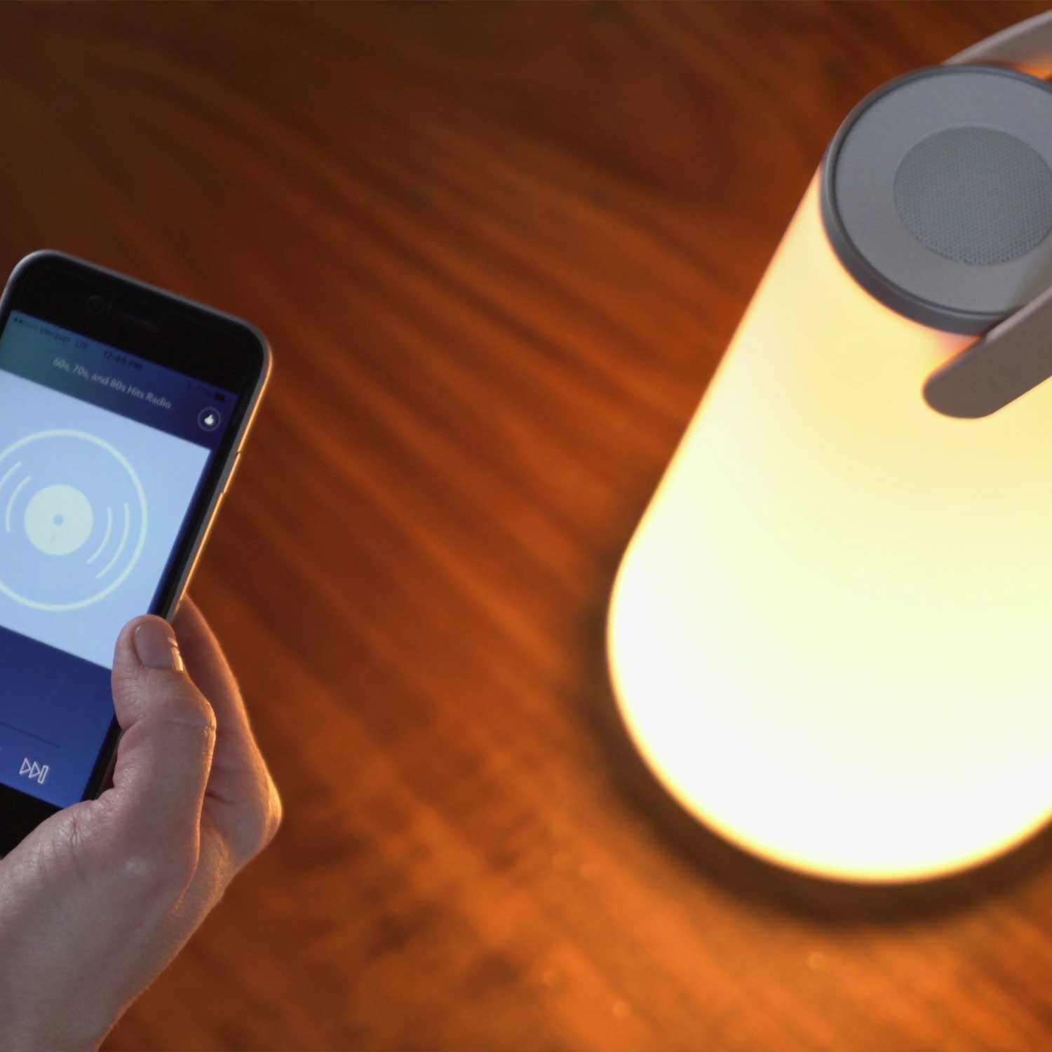 Uma - Kabellose Lampe mit wasserdichtem Bluetooth-Lautsprecher für den Außenbereich