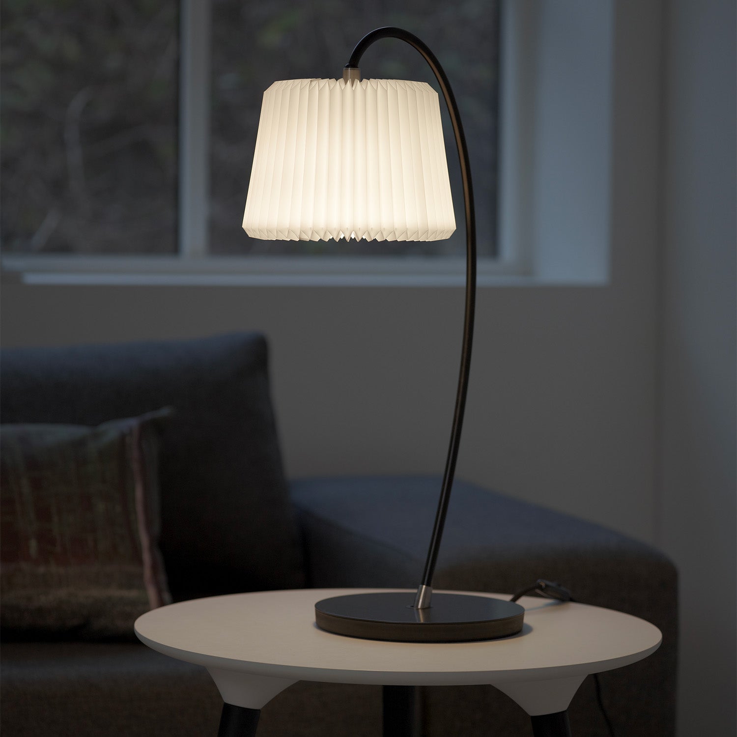 SNOWDROP – Handgefertigte Tischlampe, Lampenschirm aus plissiertem Papier