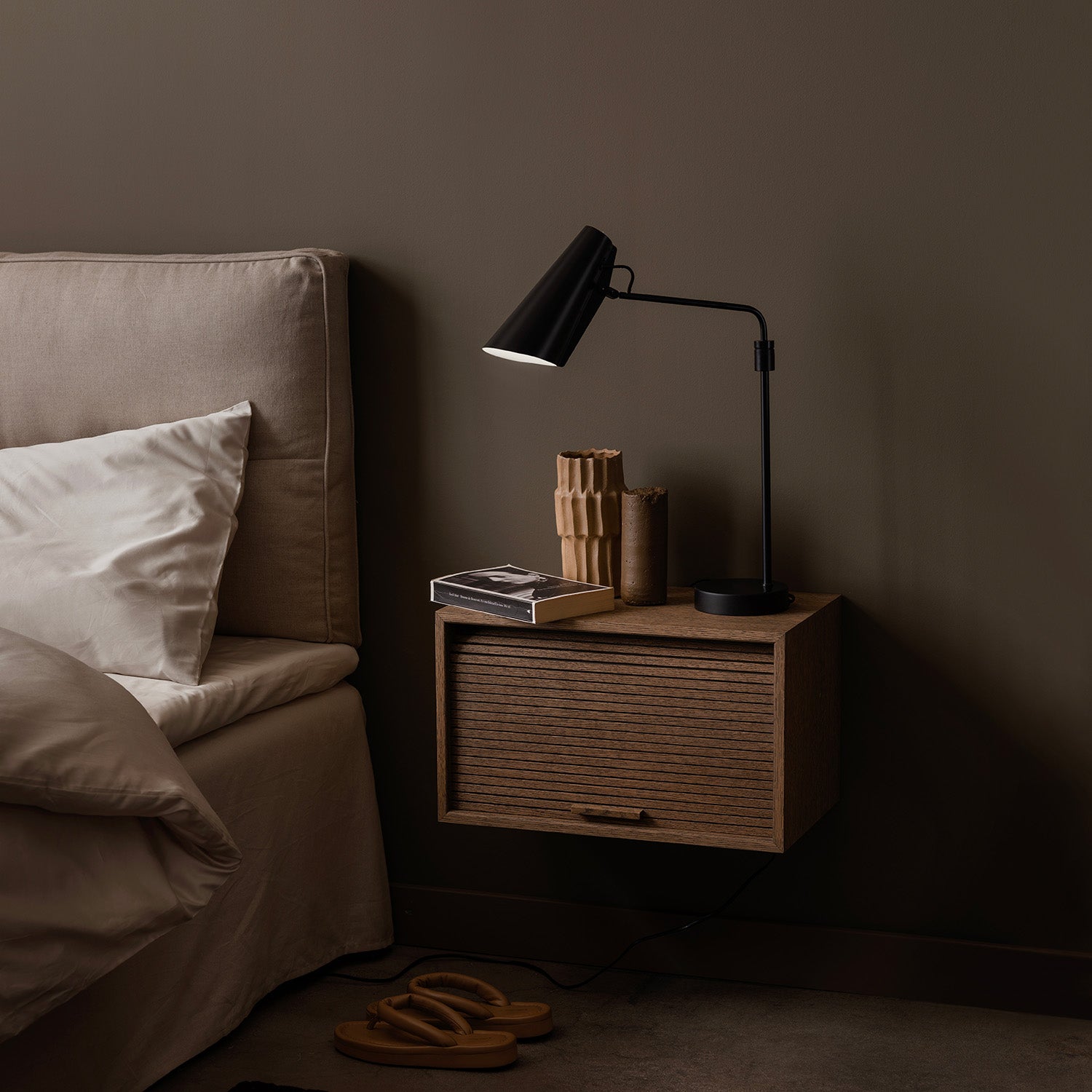 BIRDY SWING – Industrielle Nachttischlampe aus Stahl für das Schlafzimmer