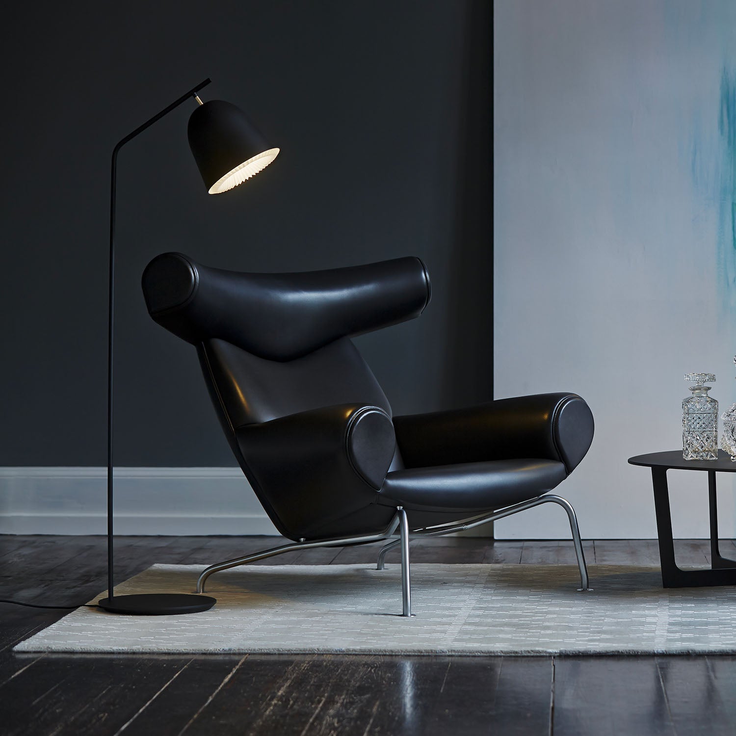 CACHÉ – Schwarze Stehlampe mit plissiertem Papierlampenschirm im Designer-Wohnzimmer