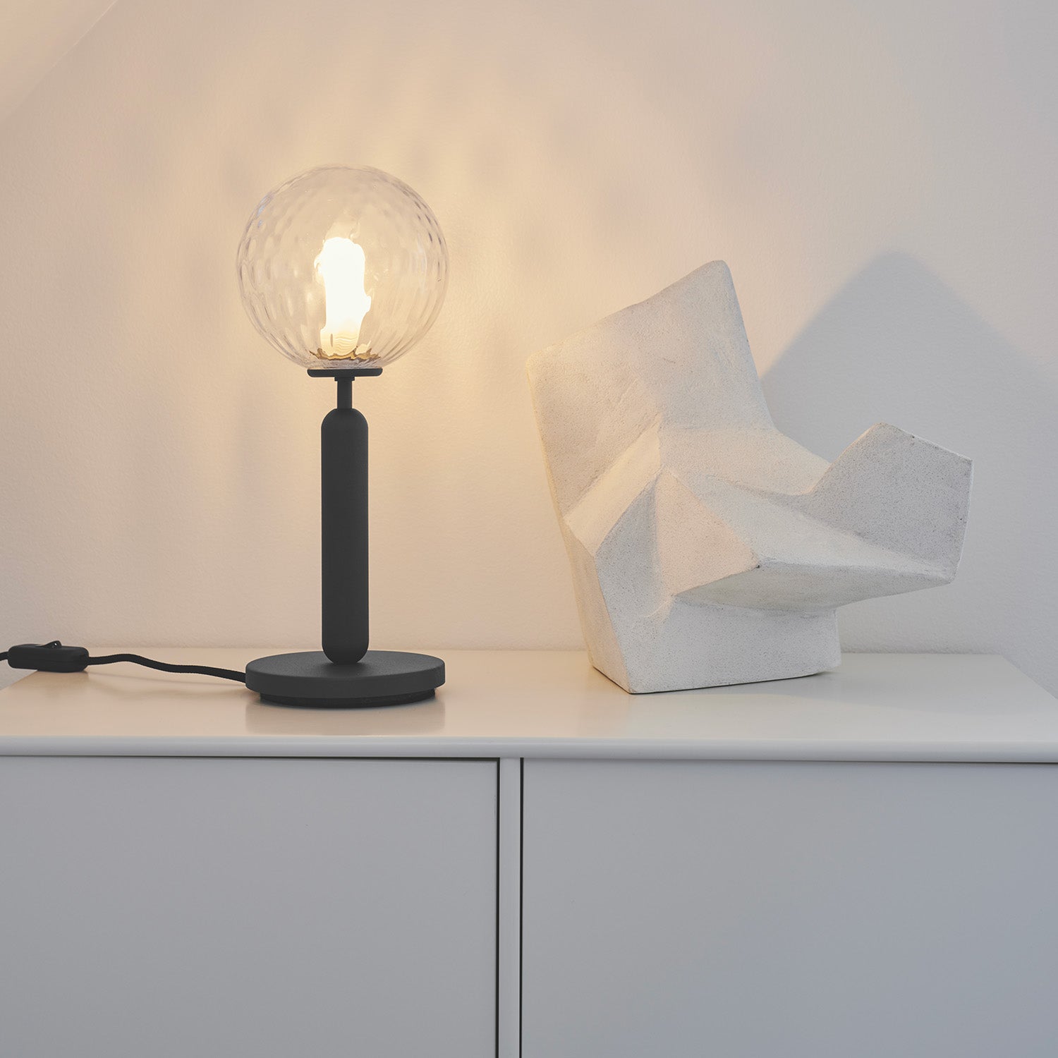 MIIRA Optic Table – Elegante High-End-Nachttischlampe für das Schlafzimmer
